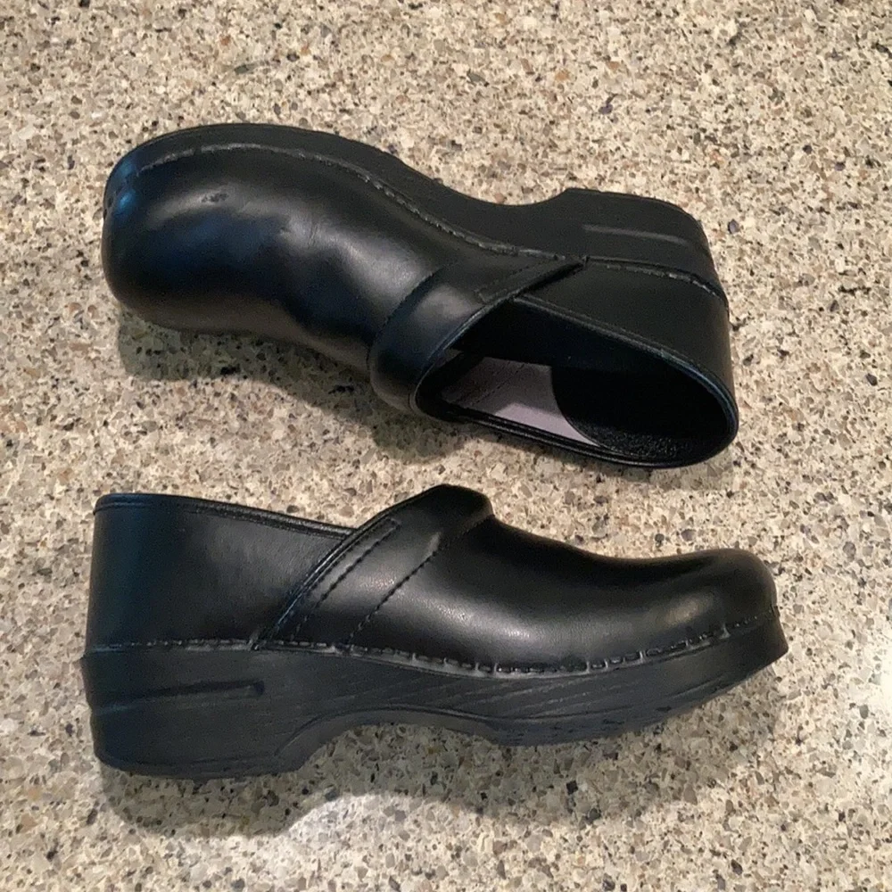 Women’s size 10.5-11 (EU 41) Black Leather Dansko Professional Clogs - Picture 2 of 11